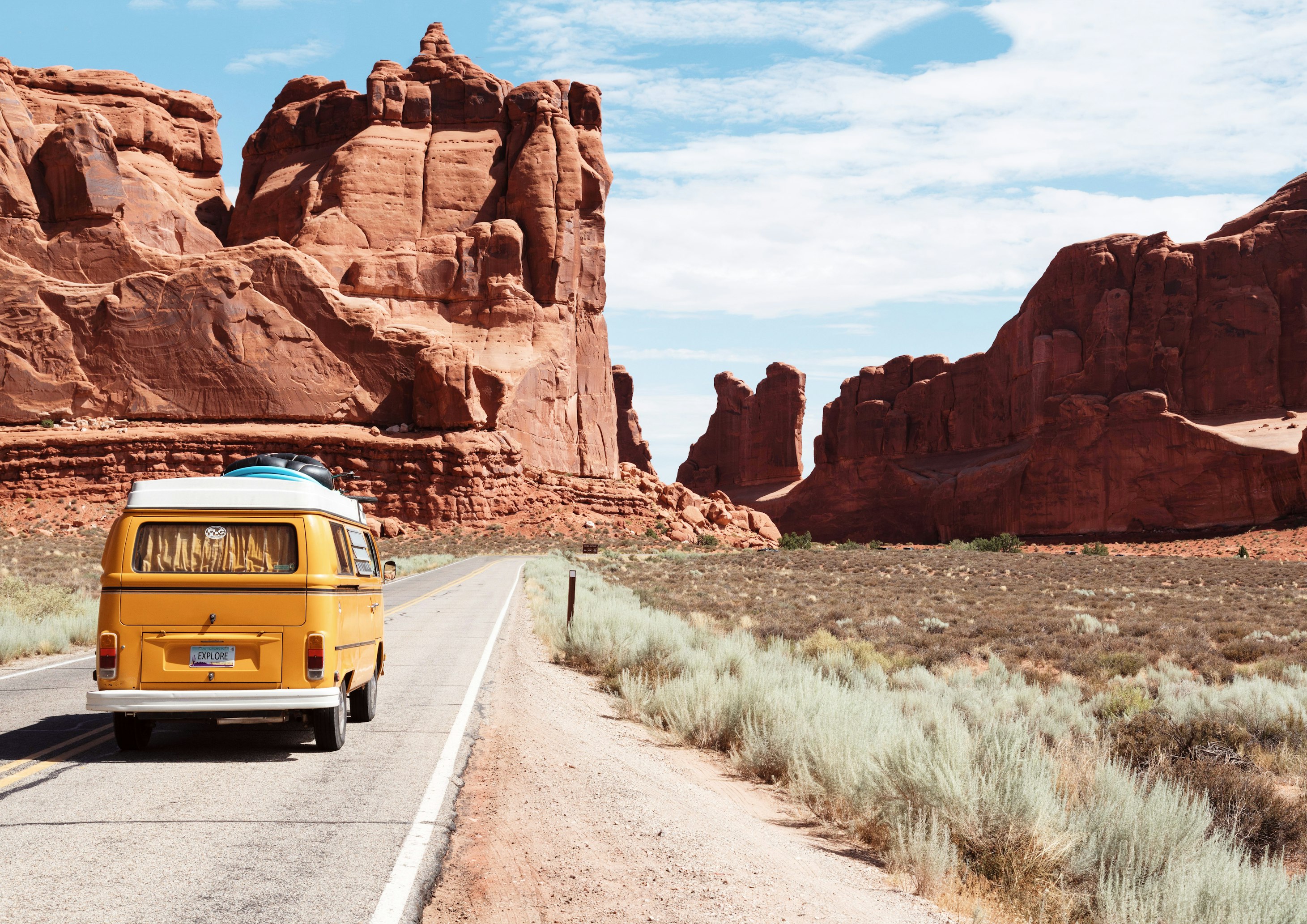 Paysage de voyage inspirant symbolisant la liberté et l'aventure